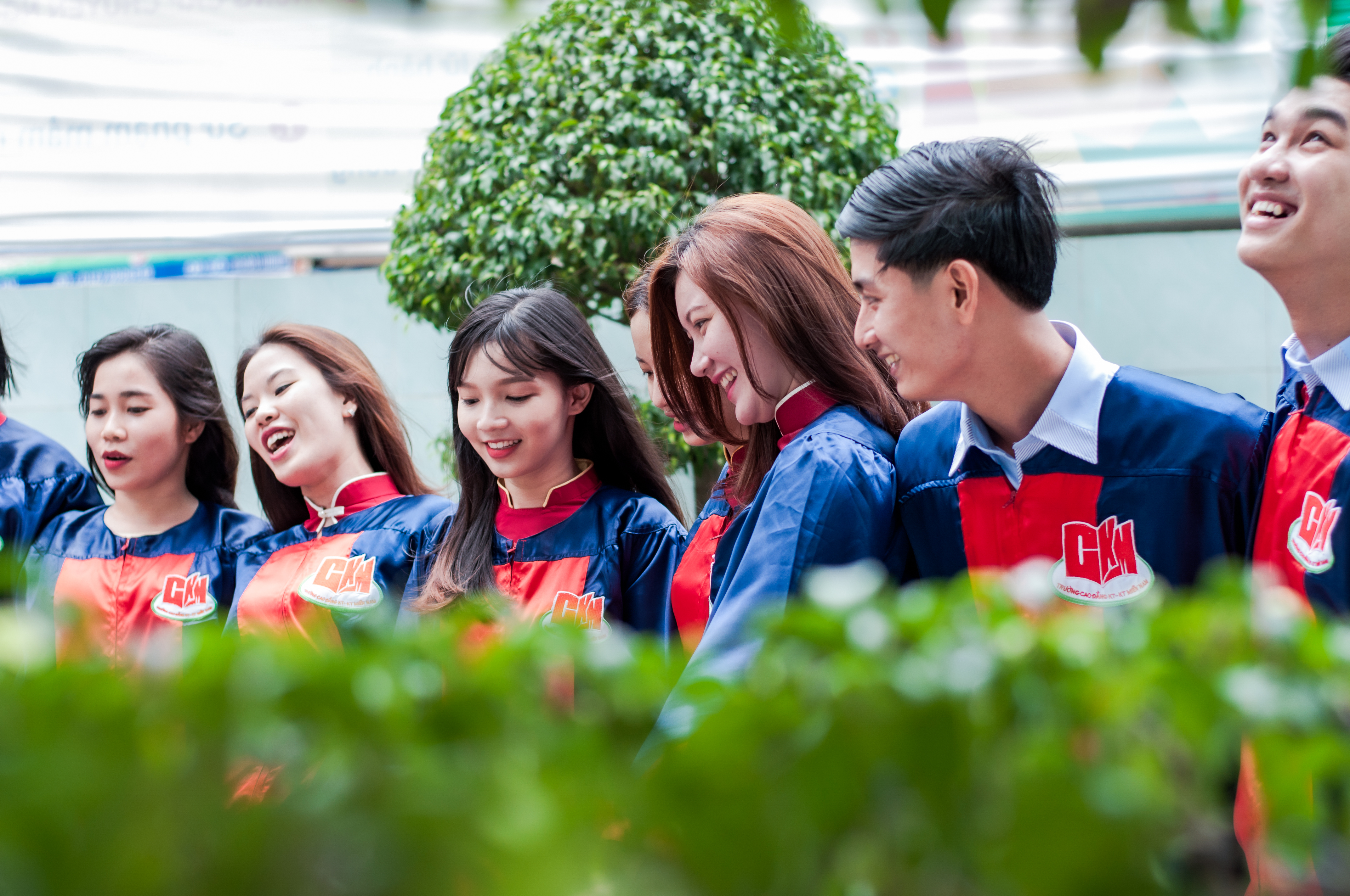 Sinh viên trên khuôn viên trường